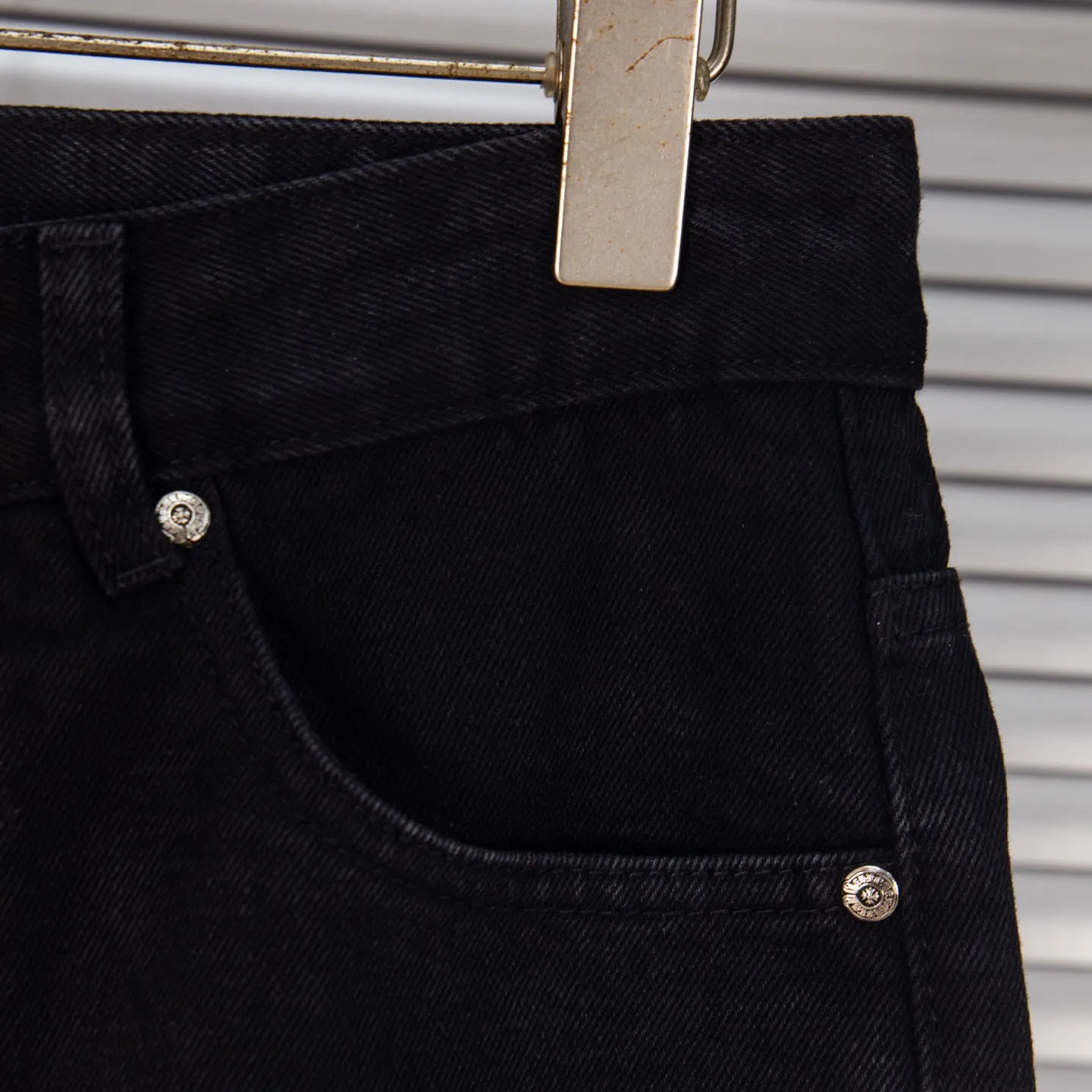 P260 Chrome Hearts Black Pants Sanskrit Black and White Patch Leather Jeans CH jeans need to be washed and then disassembled and hand-stitched with sheepskin cross leather and then spliced ​​together to complete. The whole piece has too many craftsmanship to explain, patchwork cross pattern embellishment, high-waisted washed jeans! ! Absolutely high-end luxury products, god-level single products and super popular products, made with top heavy industry, a must-see magic weapon. Customized hardware. The fabric is thick and soft after washing. It has good breathability. Customized small leather label. Unique design. The details are simple and elegant, and the workmanship is exquisite. The entire trousers are neatly routed and the details are in place! It’s so cool that both men and women can easily control the genderless trend! Style number: 1875# Color: black Size: 28 30 32 34